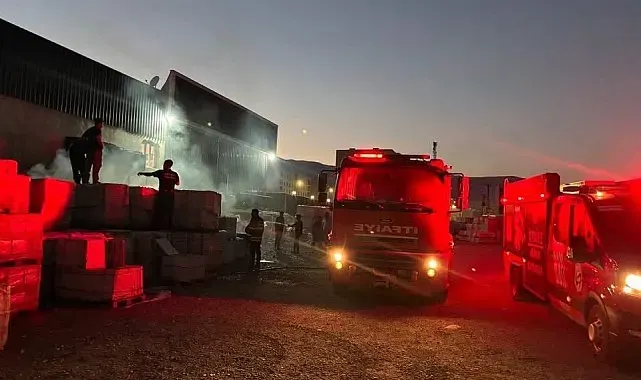 Kırıkhan'da inşaat malzemeleri satan iş yerinde yangın çıktı