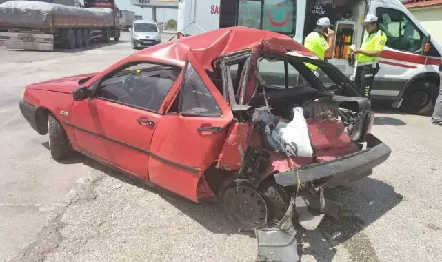 Kamyon otomobile çarptı: 2 yaralı