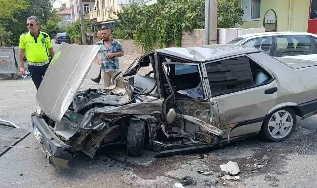 Antalya'da kazada 3 kişi yaralanırken, Tofaş Şahin hurdaya döndü