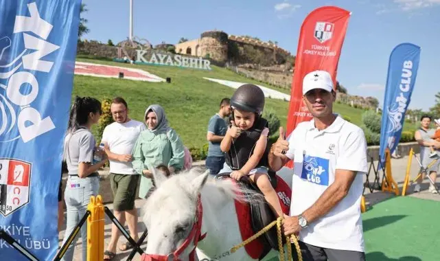 Çocuklar kayaşehir'de 'pony' atlarına bindi