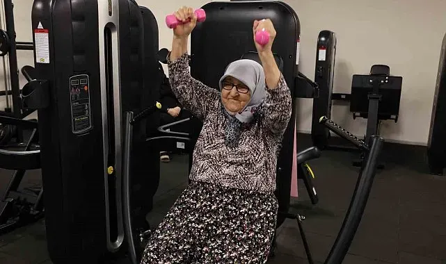 82 yaşındaki kadın, sporla bastonunu attı