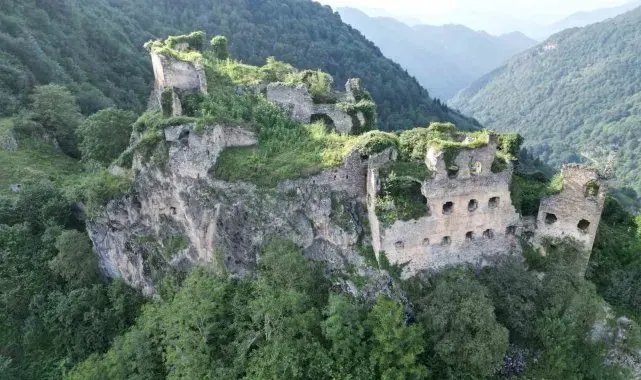 Dağların zirvesindeki manastır adeta asırlara meydana okuyor