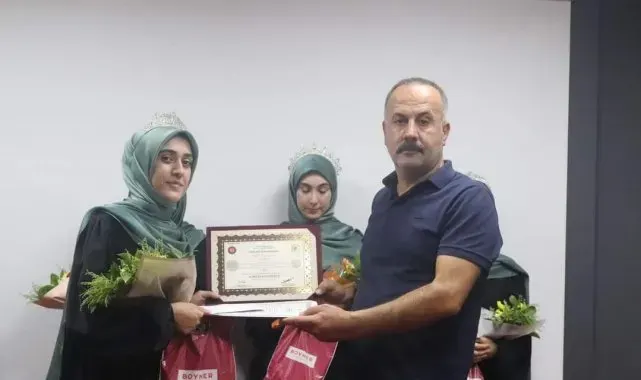 Tutak'ta hafızlar için icazet ve taç giyme merasimi yapıldı