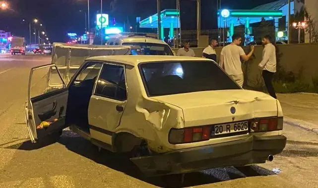 Direksiyon hakimiyetini kaybeden sürücü, park halindeki araca çarptı