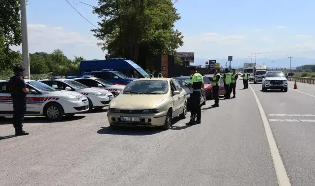 Jandarma trafikte affetmedi: 622 araç ile 185 sürücü trafikten men edildi