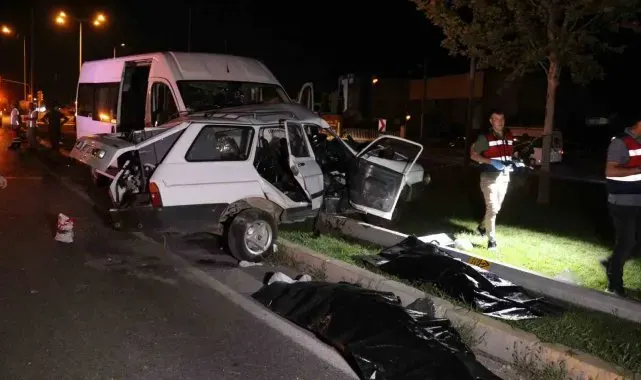 Denizli'de işçi minibüsü ile otomobil çarpıştı: 2 ölü, 10 yaralı