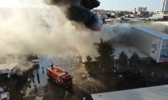 Diyarbakır'da sanayi sitesinde çıkan yangına müdahale sürüyor