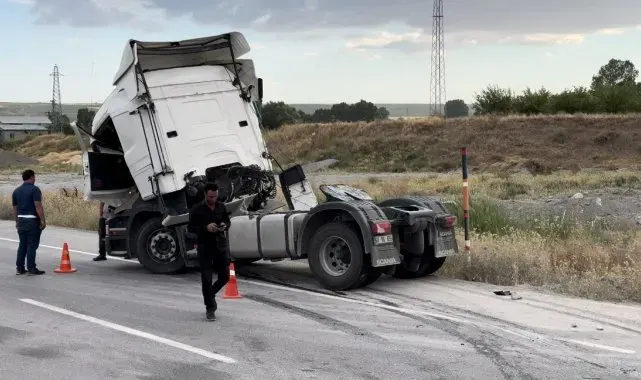 Ahlat'ta tırlar çarpıştı: 2 yaralı