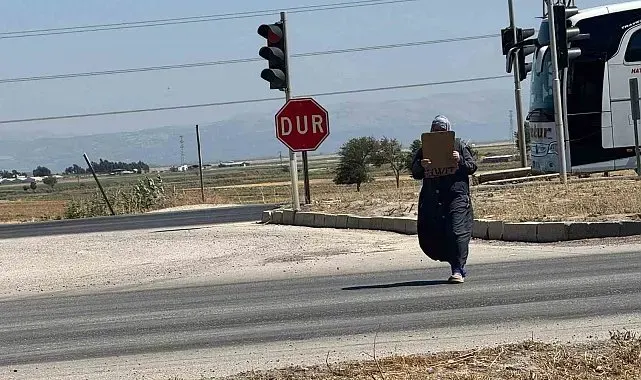 Trafik ışıklarındaki dilenciler, zabıtayla karşılaşınca arkalarına bakmadan kaçtılar