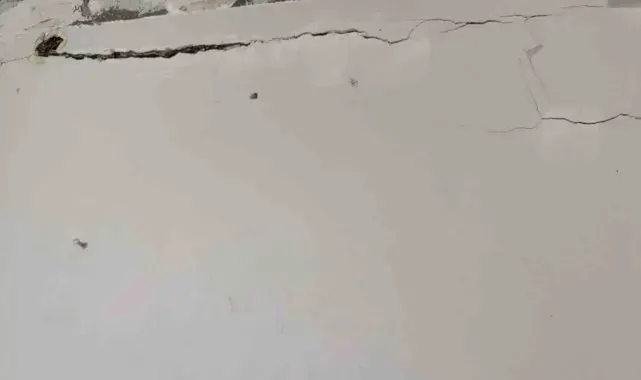 Güngören'de duvarlarında derin yarıklar oluşan bina tahliye edildi
