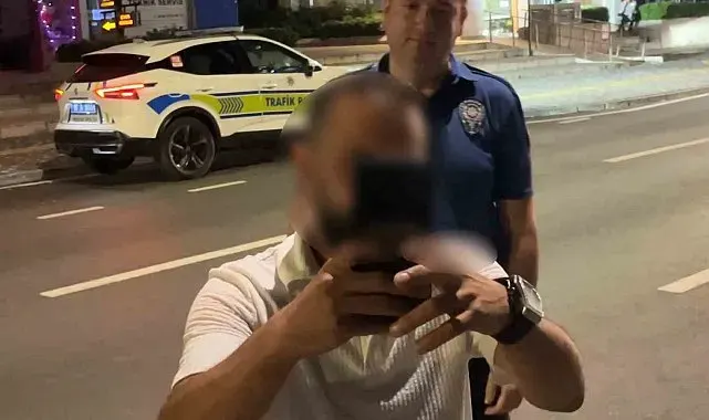 Alkollü sürücüden ilginç hareketler.. Yüzünü sakladı, basın mensubunu kayda alıp küfür etti