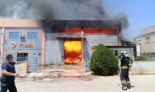 Manisa'da plastik fabrikasında korkutan yangın