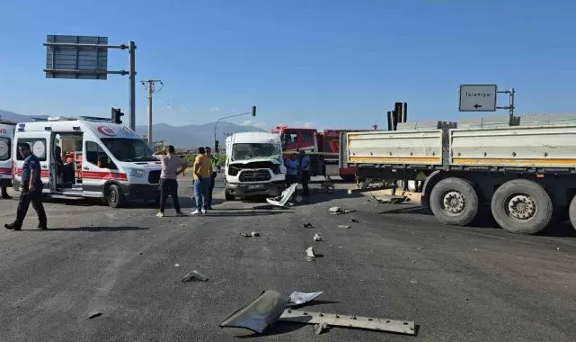 Gaziantep'te 3 aracın karıştığı kazada minibüs şoförü ağır yaralandı