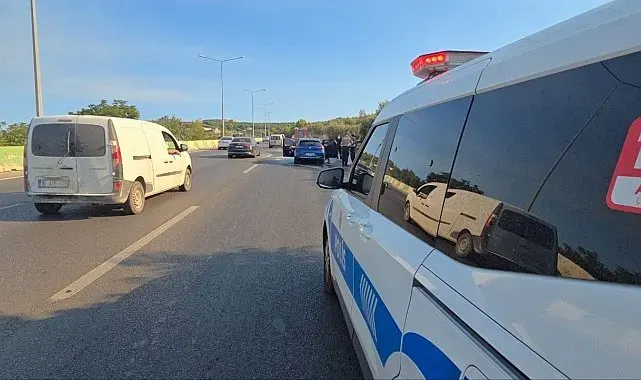 Alev alan otomobil zeytinlik alana sıçramadan söndürüldü