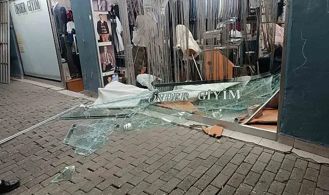 Direksiyon hakimiyetini kaybeden sürücü dükkana girdikten sonra firar etti