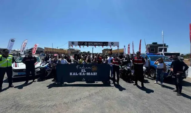 Kadına şiddete 'Kadına el kalkamaz' pankartıyla mesaj verdiler