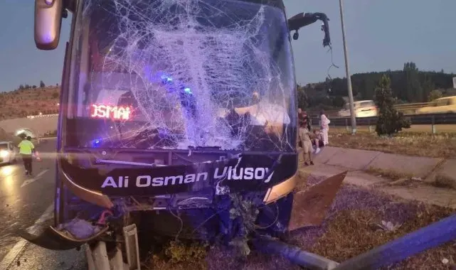 Afyonkarahisar'da otobüs bariyerlere çarptı: 2 yaralı