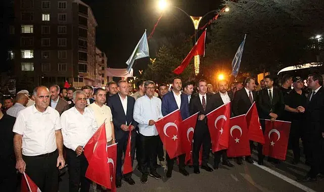 Ahlat'ta Malazgirt Zaferi'nin 955. yılı dolayısıyla fener alayı ve bayrak yürüyüşü yapıldı