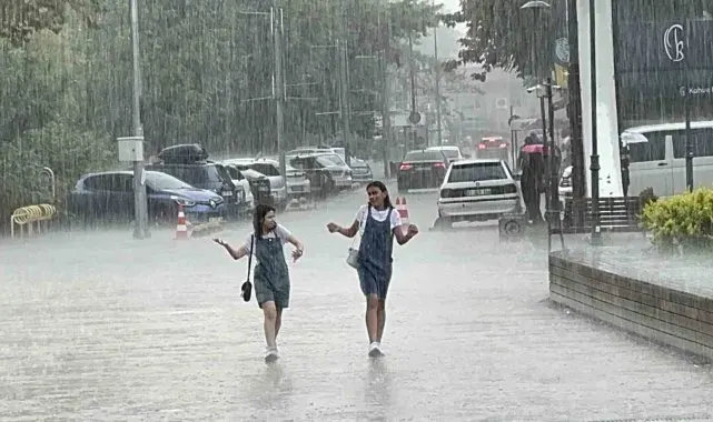 Yağmura sevindiler, yağış altında oynayarak serinlediler