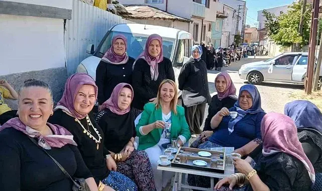 Gelin konvoyunun önünü kesen kadınlar yol ortasında tavla oynayıp, kahve içtiler