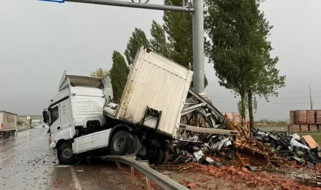 Makaslayan tırın dorsesi hurdaya döndü: Sürücü yara almadan kurtuldu