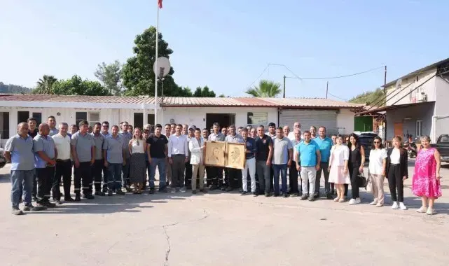 Belediye personelinden Başkan Ünlü'ye Atatürk portresi