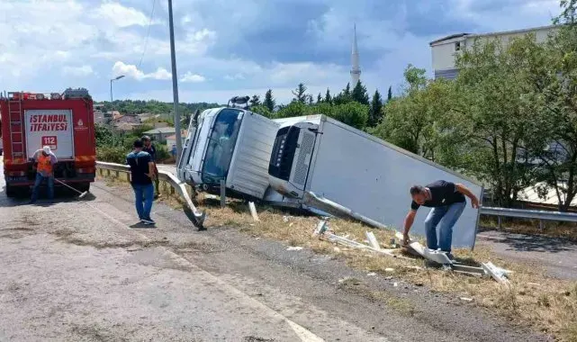 Büyükçekmece'de yağmur nedeniyle kayganlaşan yolda kamyon devrildi: 1 yaralı