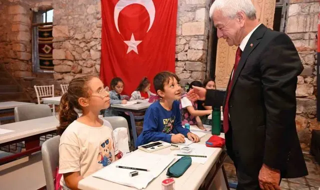 Finike Belediyesi kurslarında vatandaşlar hem eğleniyor hem öğreniyor