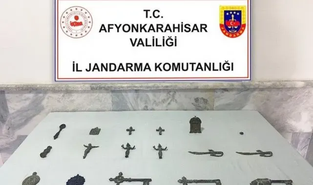 Taş toplarken bulduğu tarihi eserleri jandarmaya teslim etti