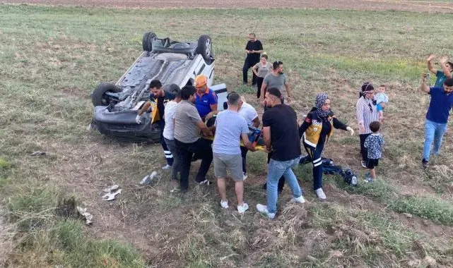 Otomobilin arkadan çarptığı hafif ticari araç takla atarak şarampole uçtu: 3 yaralı