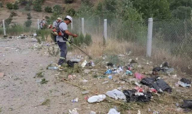 Nazilli'de doğaya bırakılan 3 kamyon çöpü topladılar