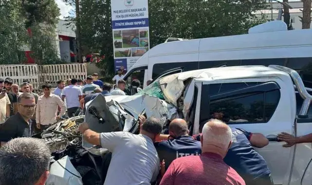 Muş'ta kamyonet kamyona arkadan çarptı: 2 yaralı