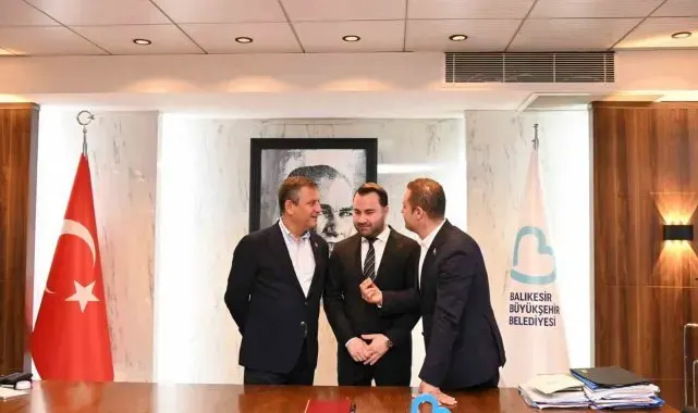 CHP Genel Başkanı Özgür Özel'den Ahmet Akın'a övgüler