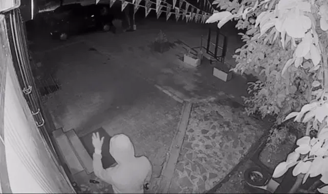 Maskeli şüpheliler 3 dükkanın camları taşla kırdı