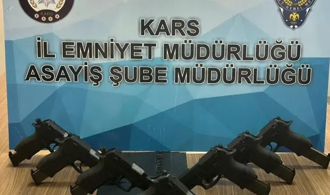 Kars'ta kömürlükte saklanan silahlar polise takıldı
