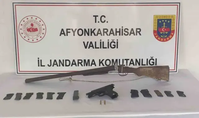Köydeki evine silah imalathanesi kurdu