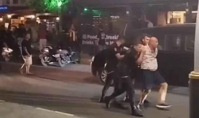 Çılgına dönen grubu polis bile ayıramadı, kimse kavganın sebebini anlamadı