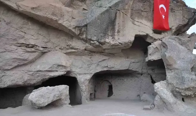 Ani Ören Yeri'nde ilk kaya mescidi gün yüzüne çıkarıldı
