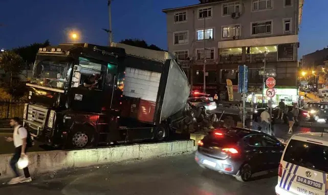 Kağıthane'de virajı alamayan tırın dorsesi yan yattı, tonlarca ürün yola saçıldı