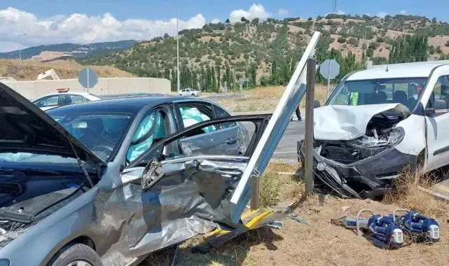 Amasya'da otomobil ile hafif ticari araç çarpıştı: 6 yaralı
