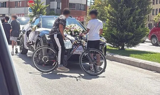 Bahşiş almak için hem kendi canlarını hem de trafiği tehlikeye attılar