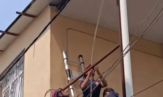 Adana'da tavana sıkışan güvercini itfaiye kurtardı