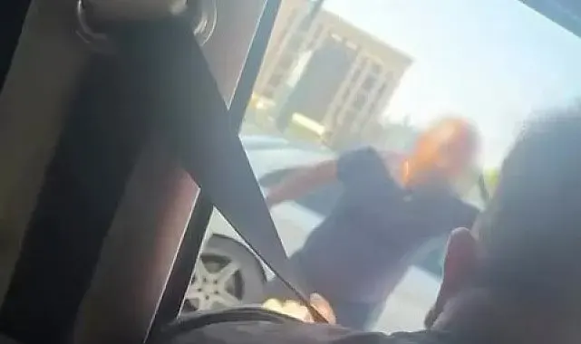 Minibüs şoförü ile otomobil sürücüsü arasındaki gerginlik kamerada