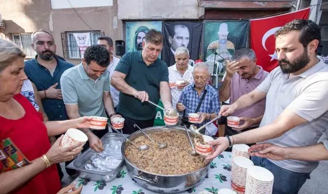 Başkan Tugay, Örnekköy'de aşure dağıttı