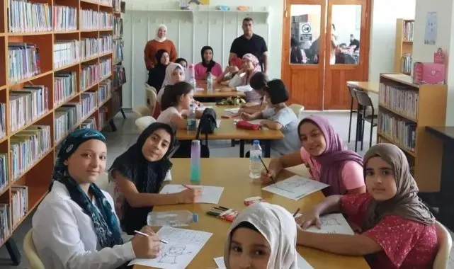 Kur'an Kursu öğrencileri kütüphanede