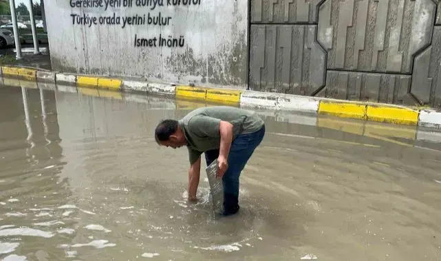 Bolu'da altgeçitler göle döndü: Suyun içinde dakikalarca plakasını aradı