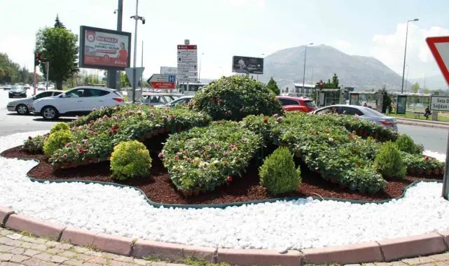Büyükşehir kentin dört bir yanını 800 bin adet çiçek ile donattı