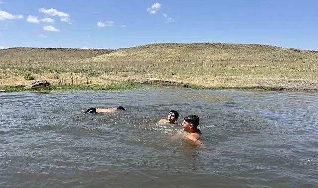Kars'ta sıcaklık 30 dereceyi buldu, Çocuklar dereleri "Denize" çevirdi