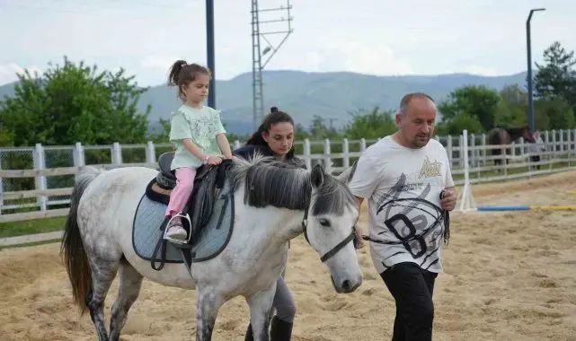 Atlarla dolu hem çocuklara umut oluyor hem de şehir stresini unutturuyor