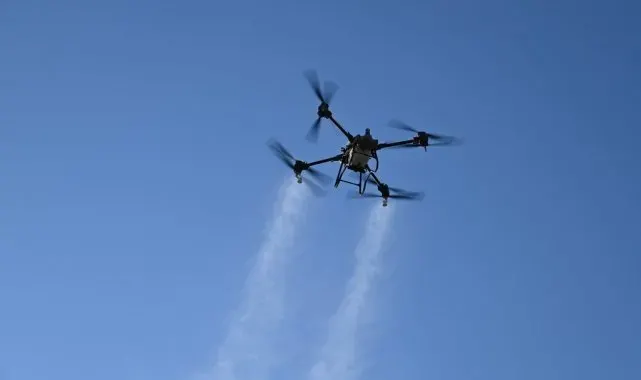 Gurbetçilerin üzerine drondan gül suyu serptiler